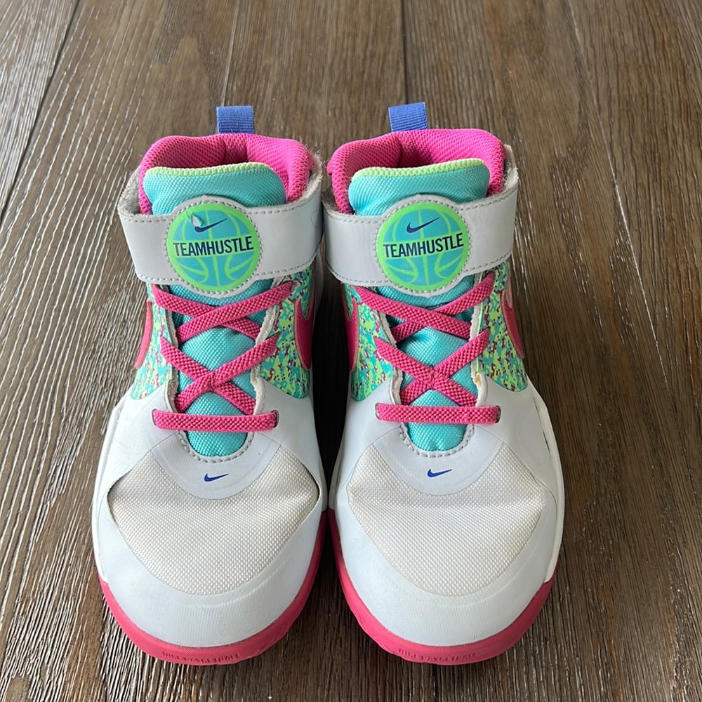 Nike Team Hustle Youth Basketball Shoes 1.5Y